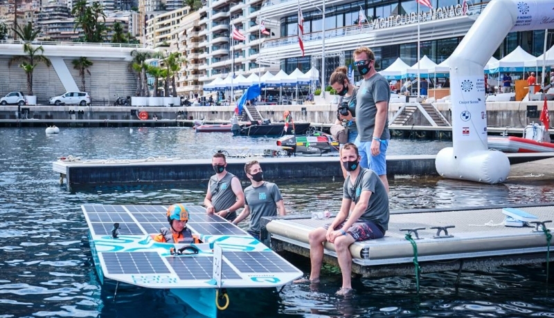 piloot van de solarboot is Mitchel. In het water staat links Rene en daarnaast Mik. Op de kant zit Remon en op de kade staan Leonie en Jurian. SEECE