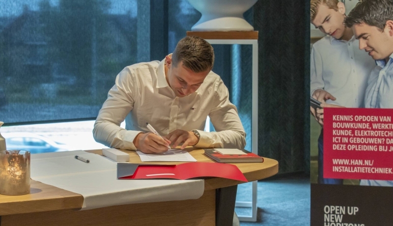 Mark ter Horst tekent zijn certificaat Gebouwgebonden Installatietechniek