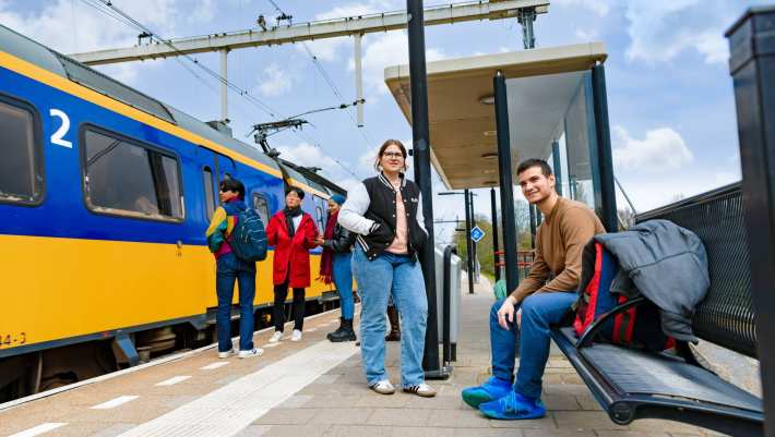 Diego, Nyugen, Chadionne, Noa and Andrei awaiting for the train at Arnhem train station.