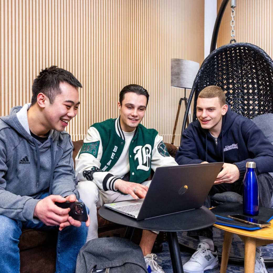 Studenten Logistics Management voltijd hebben overleg met de laptop erbij