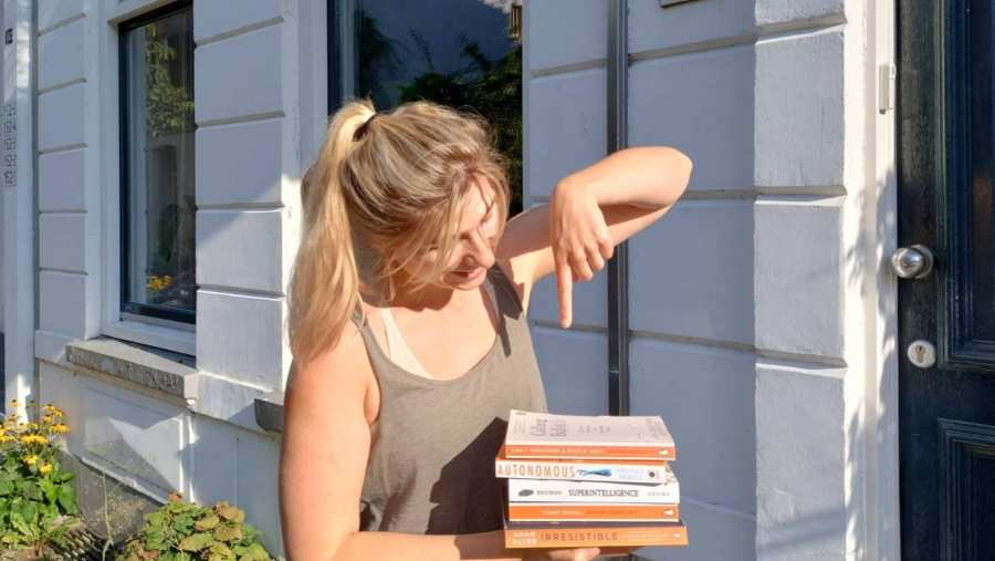 Foto van Onna Nieuwenhuis met AI-boeken voor promotie van de AI Book Swap 