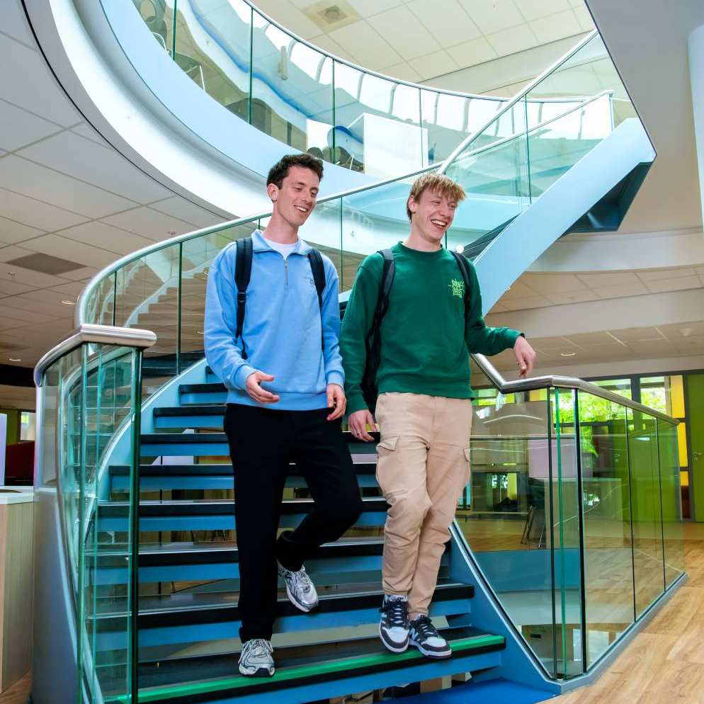 Twee studenten van Toegepaste Psychologie lopen de trap af op de HAN in Nijmegen