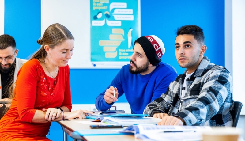 Cursisten NT2 krijgen uitleg in klas HAN University of Applied Sciences