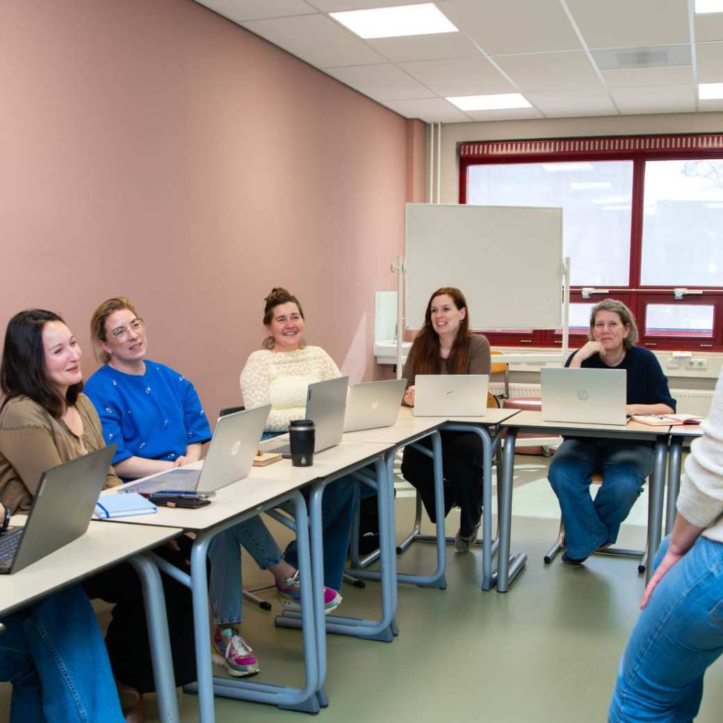 3 studenten aan het werk in klaslokaal