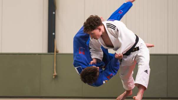 Technische Bedrijfskunde student Bart Weling in actie op de judomat