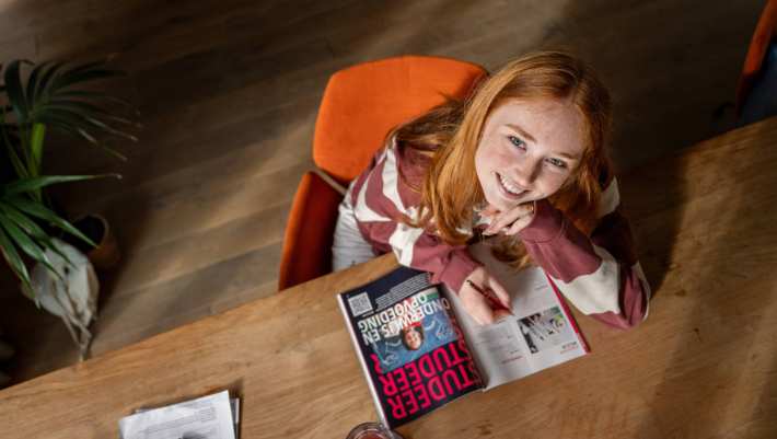 meisje doet studiekeuzetest