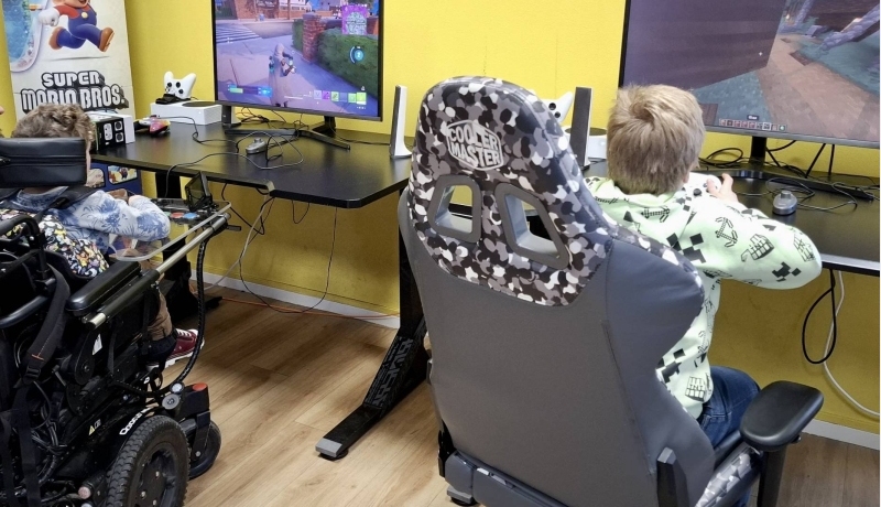 Jongeren met beperking gamen bij de Bio Game Club