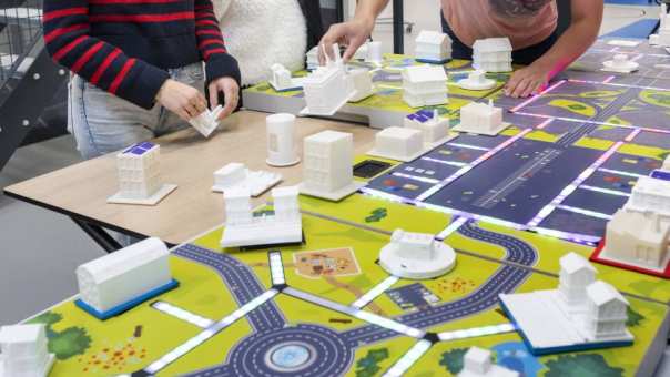 Workshop Energietalent Smart Grid Tafel met  scholieren Myrthe, Amira en Quinten (vlnr), 
