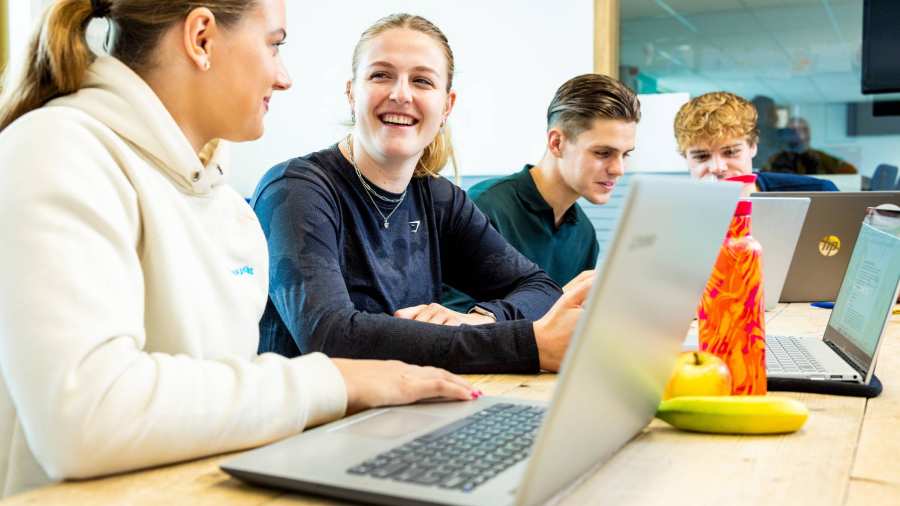 sportkunde sportqube 2 studenten achter laptop3 2023