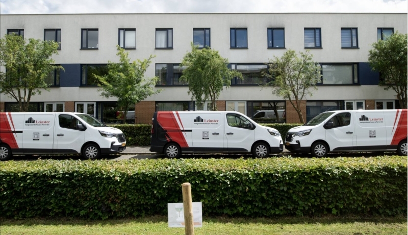 Bestelbussen in een woonwijk