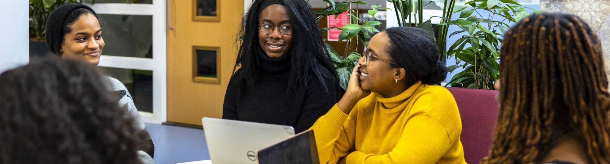 International Social Work. Groepje studenten aan tafel in gesprek op locatie Kapittelweg 33 in Nijmegen