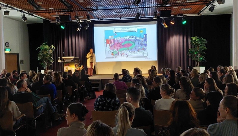 Dagvoorzitter Fleur de Wolf. Foto van symposium als feestelijke afsluiting van het eerste semester. 