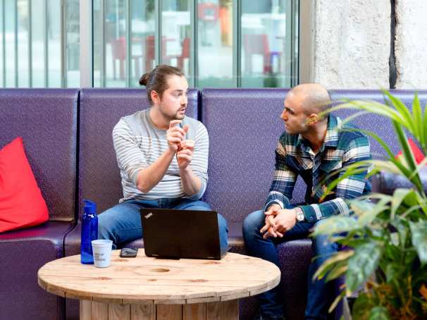 Student geeft handgebarend uitleg met plant op voorgrond. Master Circulaire Economie (DT) 2024.