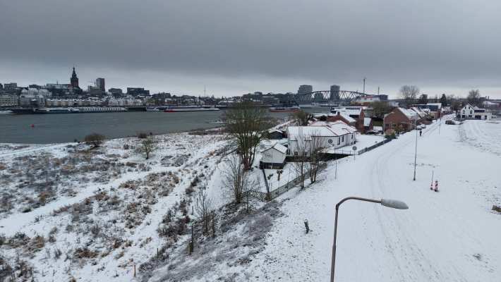 Uitzicht op Nijmegen in de sneeuw