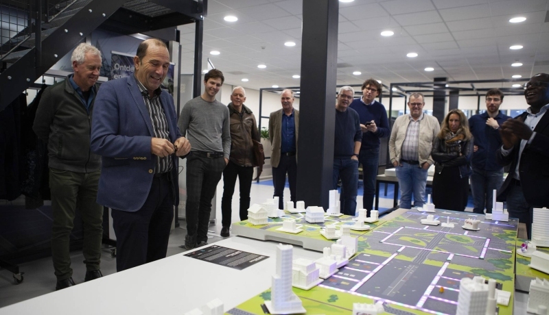Tinus Hammink bij de presentatie van de Tinus Hammink Tafel