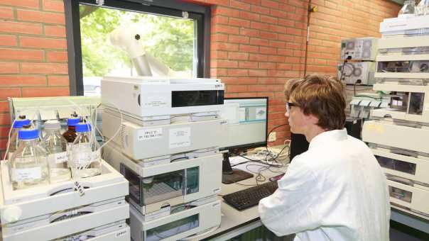 Daniel bij een meter op het chemielab