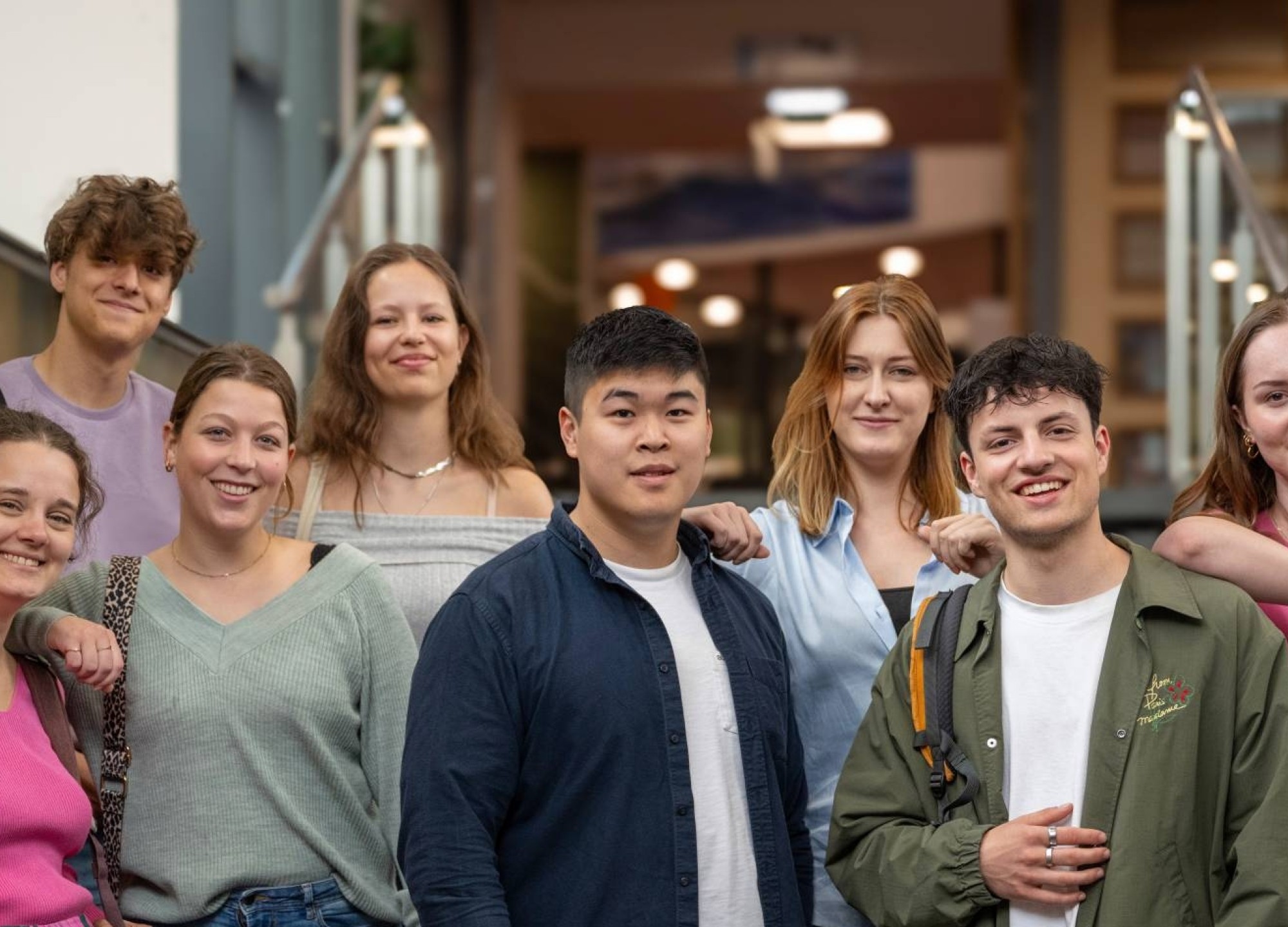 Bachelor studenten overleggen met elkaar in een klaslokaal op de HAN.