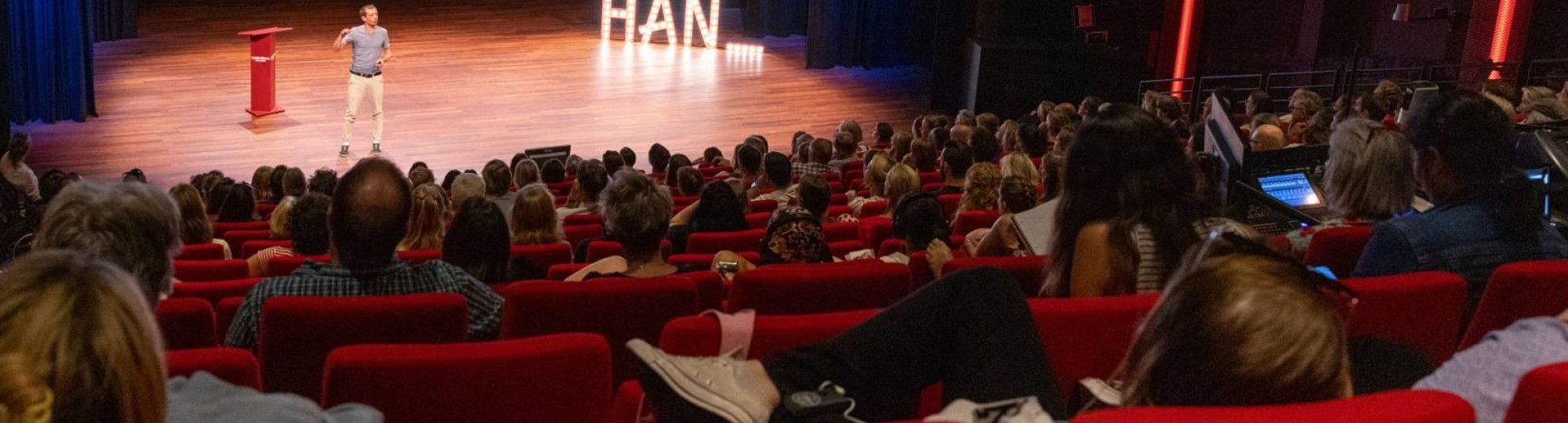 Tim 'S Jongers presenteert tijdens het Symposium Fair Health - Sociaal 2023