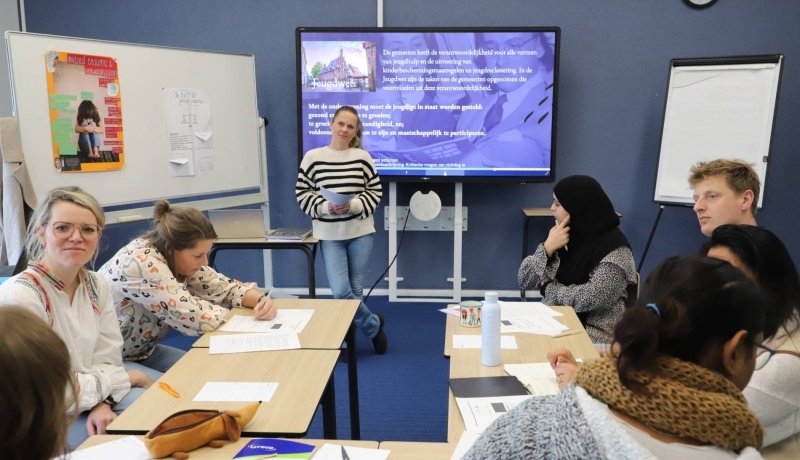 Chantine Brinks tijdens haar workshop ‘Wegwijs in de jeugdzorg’ op het pedagogiekfestival van de Master Pedagogiek