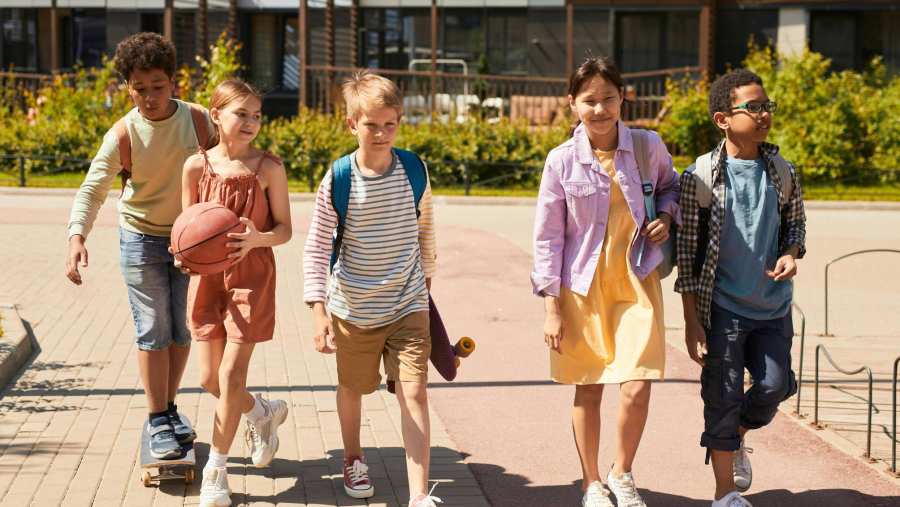 kinderen lopen op plein