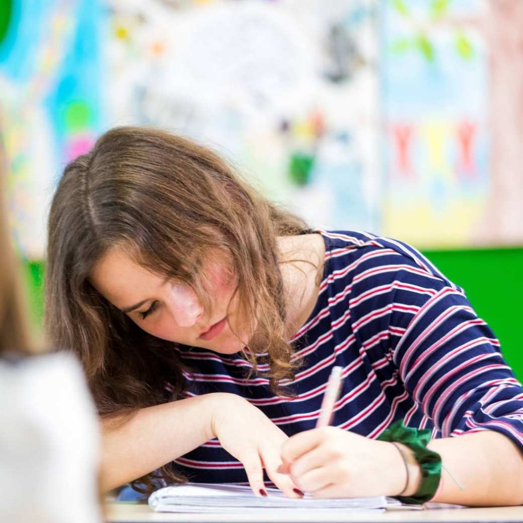 Twee ALPO studenten aan het schrijven in de klas