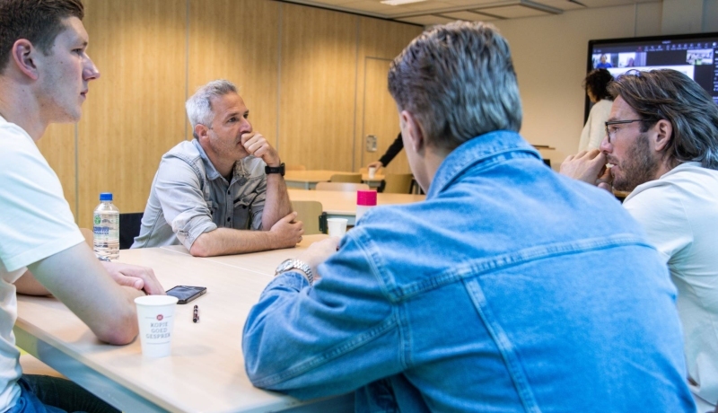 studenten in gesprek in klas op papendal