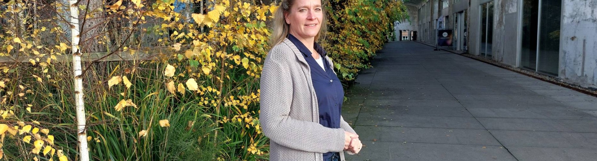 Ingrid Hulsbeek op het terrein van Cleantech Park Arnhem