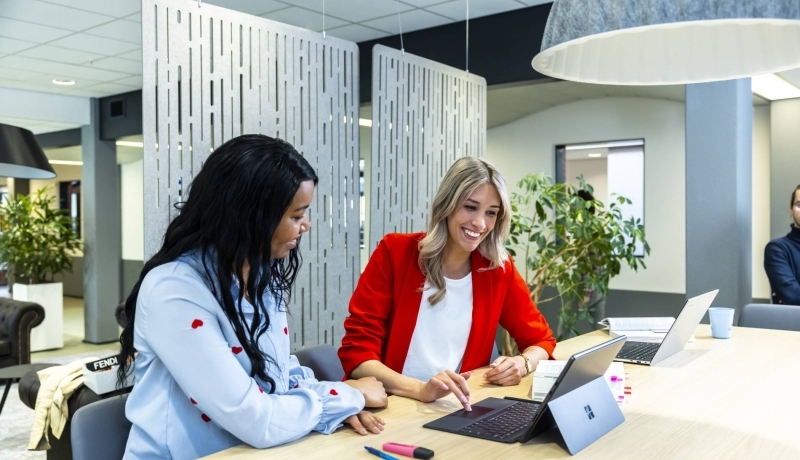 Studenten bachelor Accountancy in gesprek