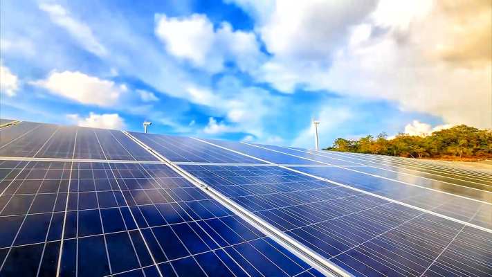 zonnepanelen met blauwe lucht