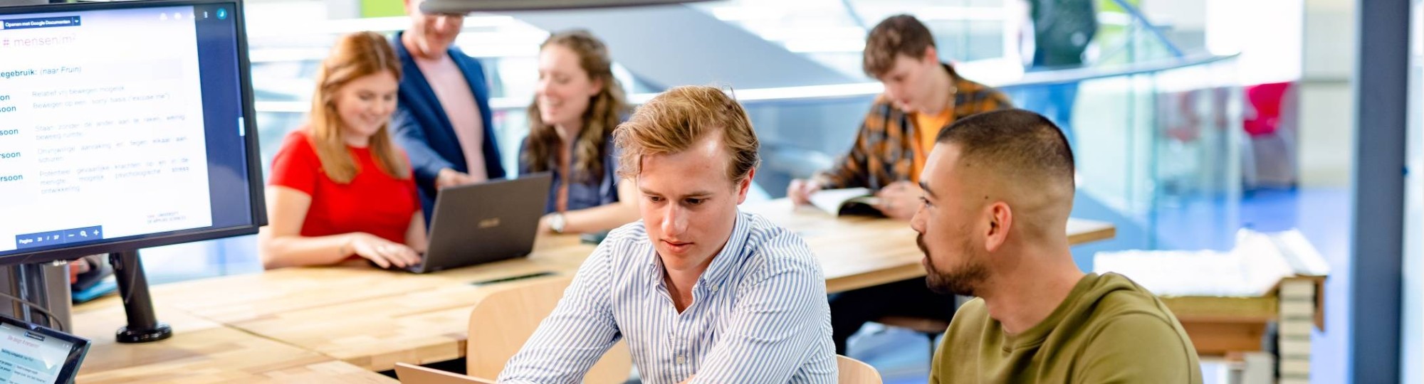 Facility Management, foto 8219, studenten aan het werk op de laptop, samenwerken