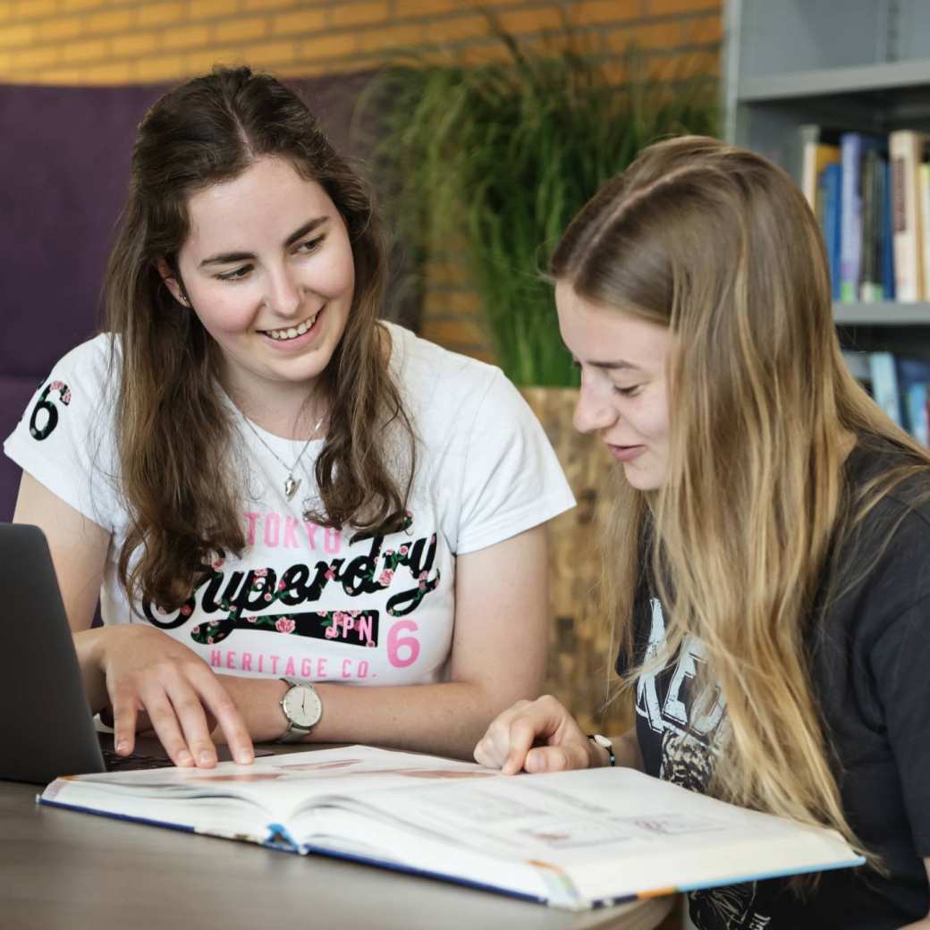 studenten fysiotherapie werken samen achter laptop