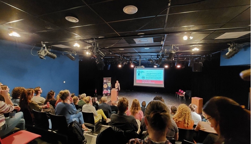 Suzanne Hayen opent het symposium.