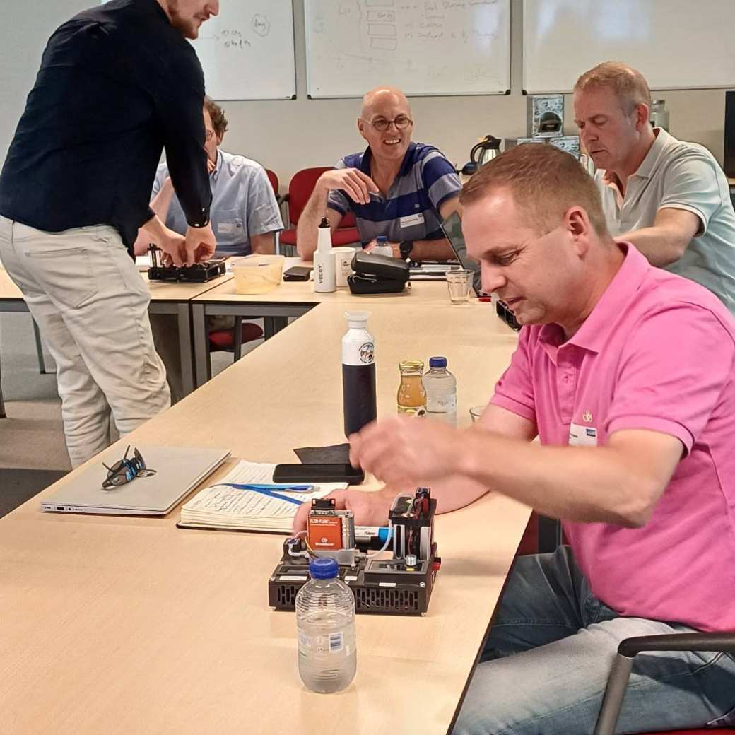 Sjoerd van den Broek bezig met Waterstof Edukits