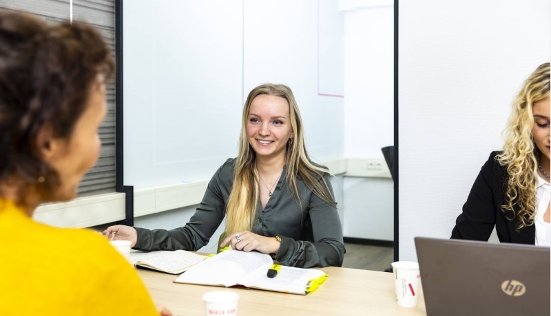 2 studenten bij de Rechtswinkel