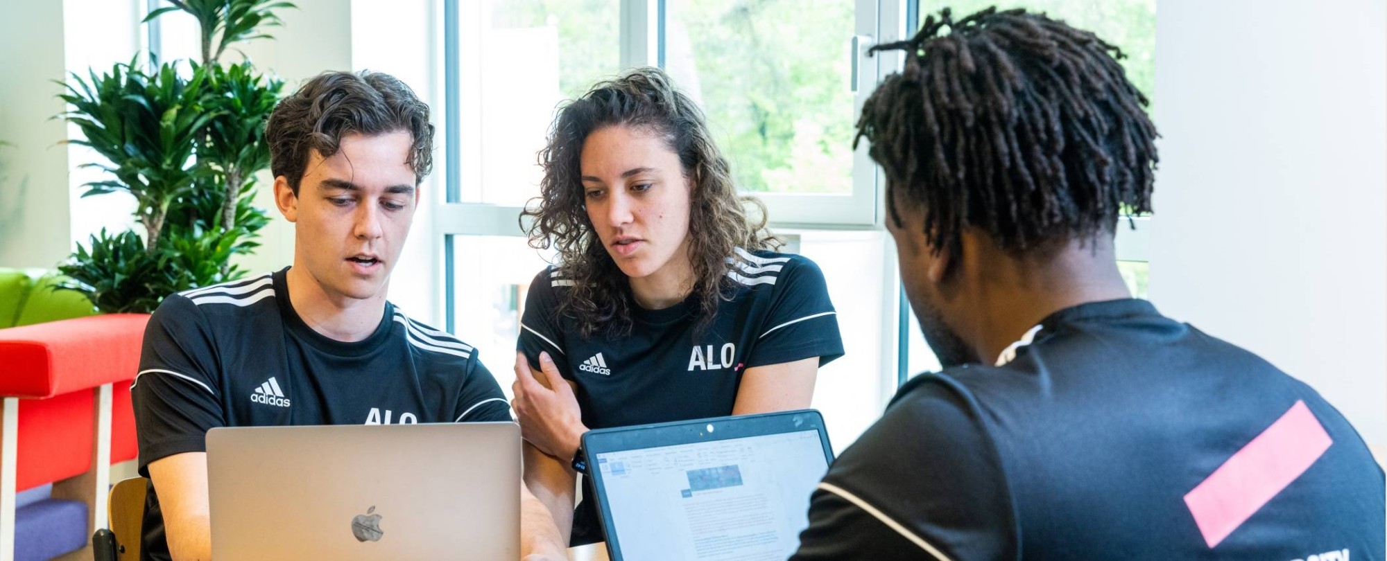 alo-deeltijd_studenten-laptop-tafel1_2022