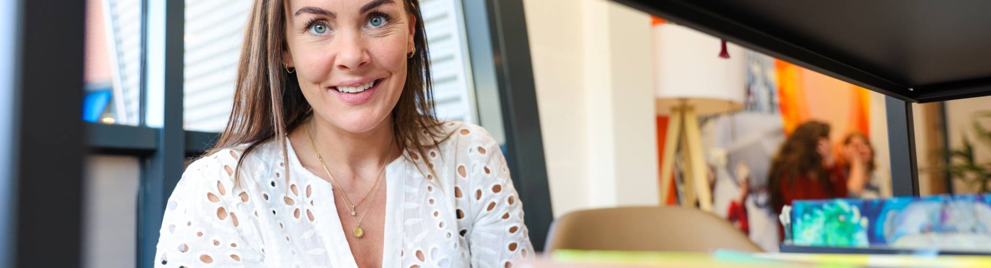 Vrouw bij boekenkast