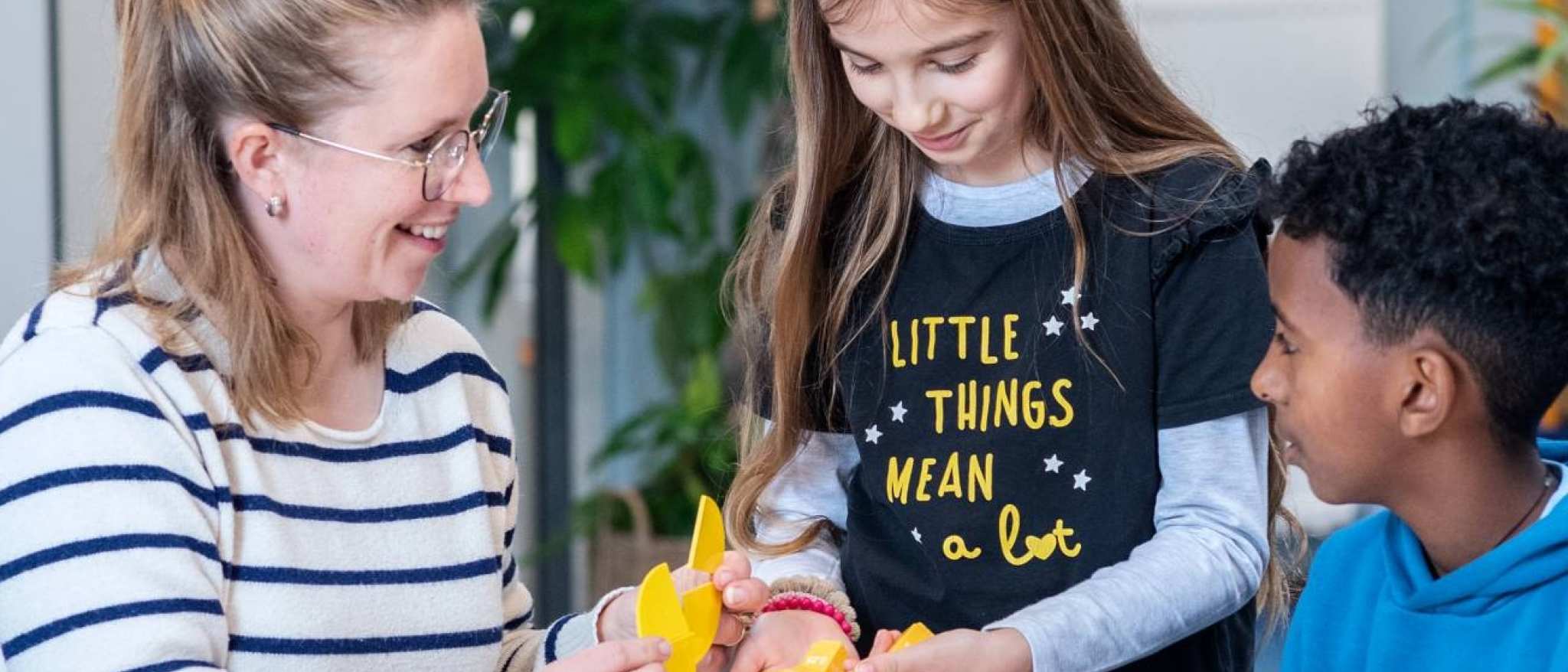Associate Degree Pedagogisch Educatief Professional met leerlingen aan tafel