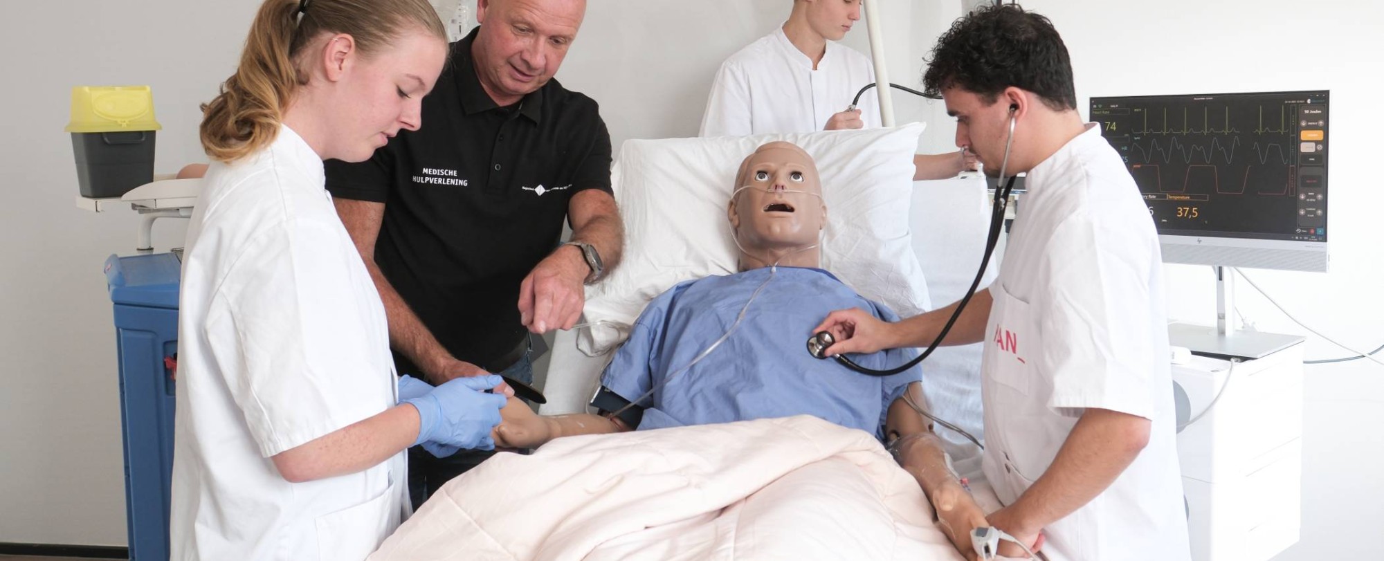 Docent geeft uitleg aan studenten tijdens praktijkles MHV