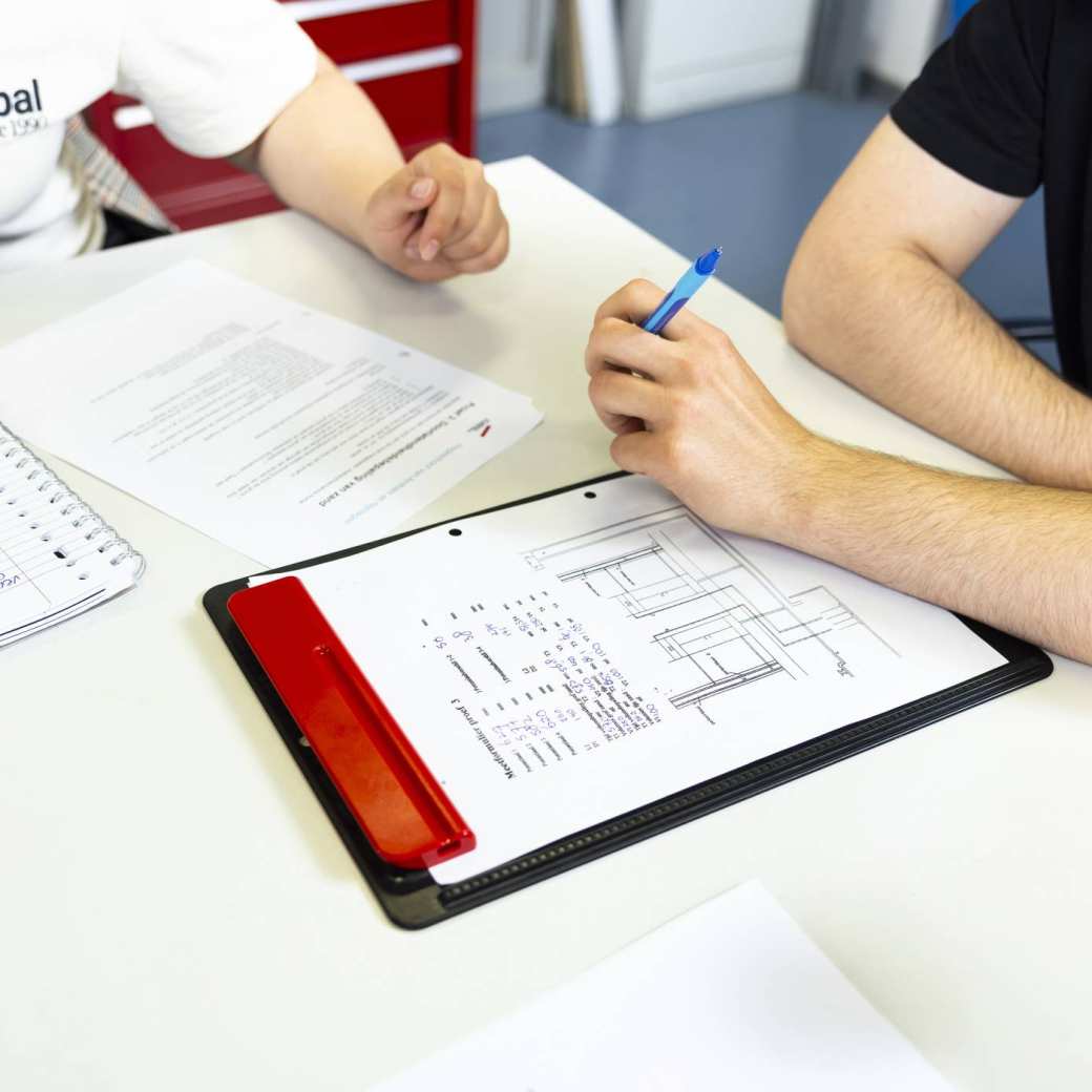 student civiele techniek werkt aan een opdracht met een tabel
