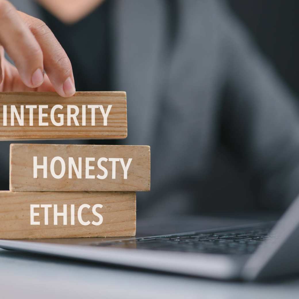 Houten blokjes met de volgende opschriften: integrity, honesty, ethics.