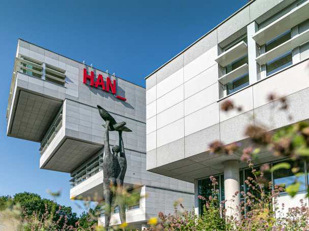 Nijmegen, Kappitelweg 35, zijaanzicht, boekenvorm, woordmerk, gevelbekleding, branding, signing