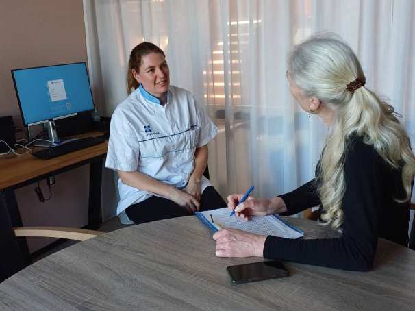 overlegmoment tussen 2 collega's in de zorg