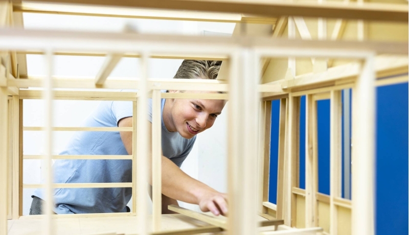 student werkt aan maquette