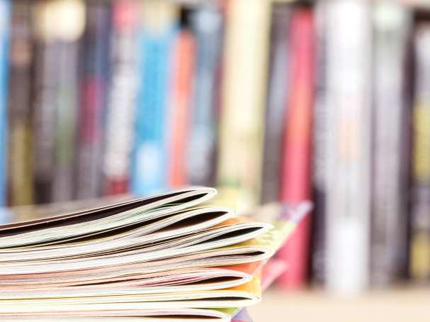 Sfeerbeeld van het zijaanzicht van een stapeltje tijdschriften en vaag tijdschriften op de rug. Stockfoto
