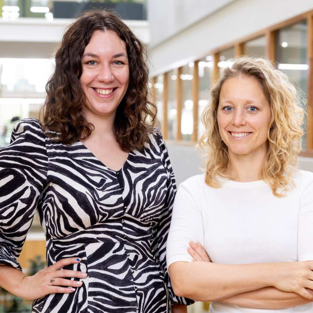 HAN onderzoekers Daphne Hachmang en Carmen Quint voor het social media benchmark onderzoek onder gemeenten.