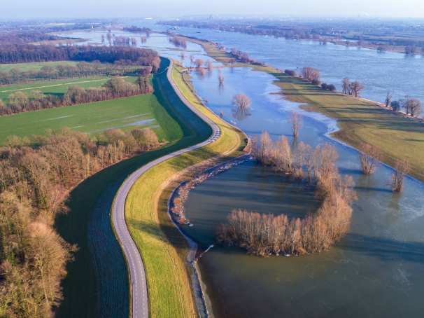 luchtfoto rivierenlandschap hoogwater A50 richting Loenen