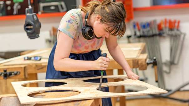 Student Vaktherapie bezig met hout in praktijklokaal