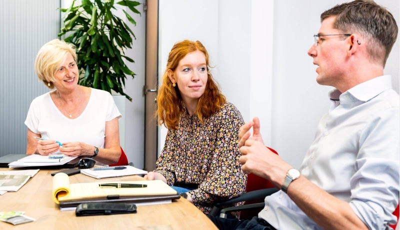3 personen aan tafel waaronder Minke Nieuwboer