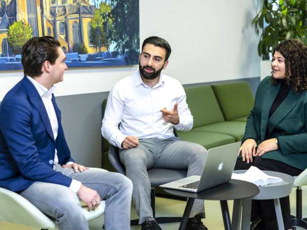 Foto van post-hbo-studenten van de financiële HAN-opleidingen (Academie Financieel Economisch Management)