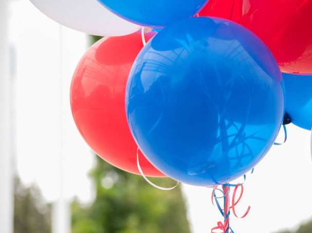 rode, witte en blauwe balonnen.